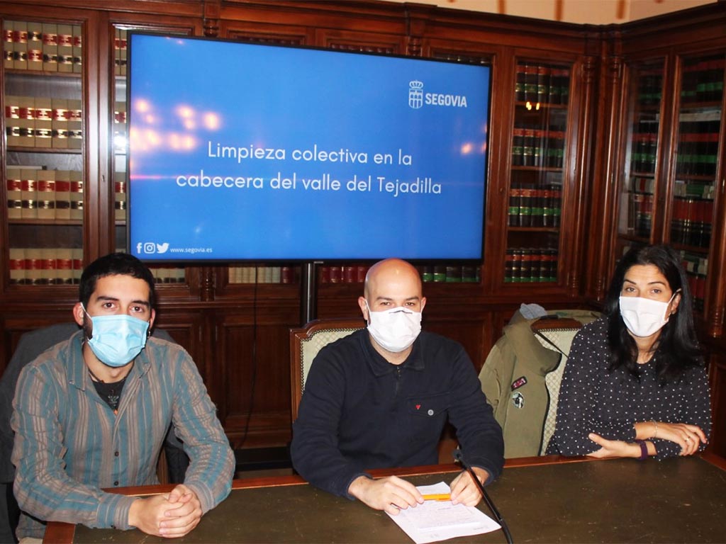 Alejandro García, de Segovia por el Clima; el concejal Ángel Galindo y Carmen Gómez, de La Pandilla Basurilla. / EL ADELANTADO