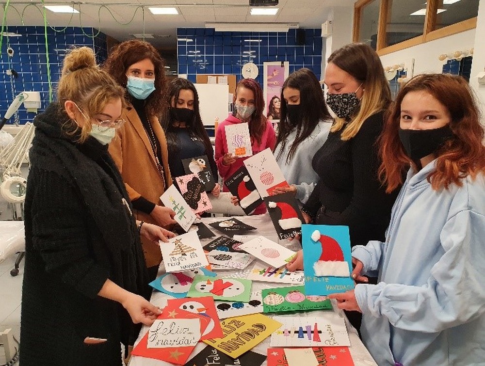 Alumnos del ‘Felipe VI’ felicitan la Navidad a los mayores de residencias de la provincia. / EL ADELANTADO