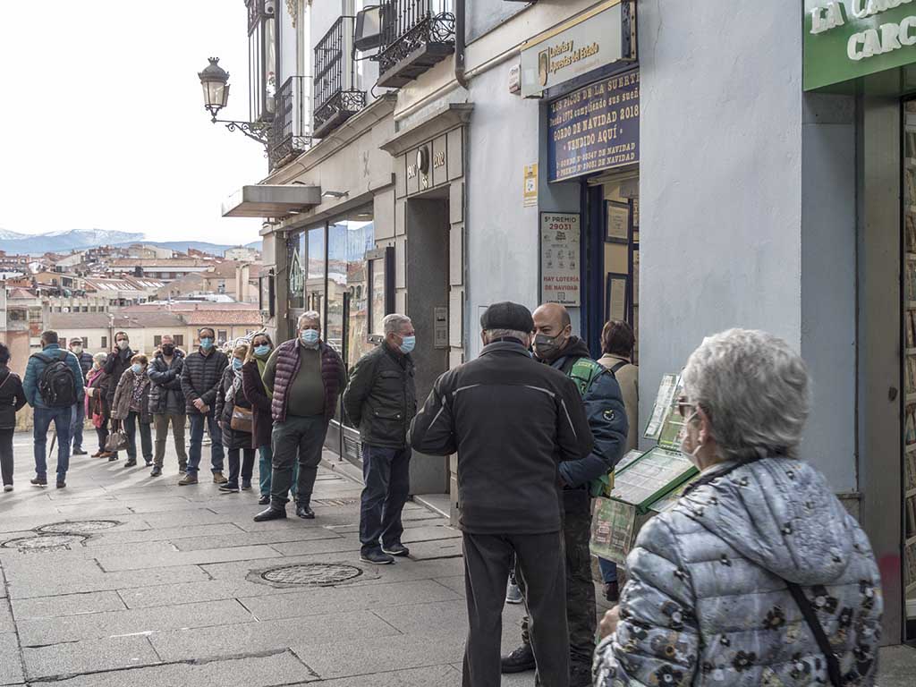 Los segovianos juegan más de 125 euros en el sorteo de Navidad, casi el doble de la media nacional 1 Cola para comprar Lotería de Navidad en la calle Real. / KAMARERO
