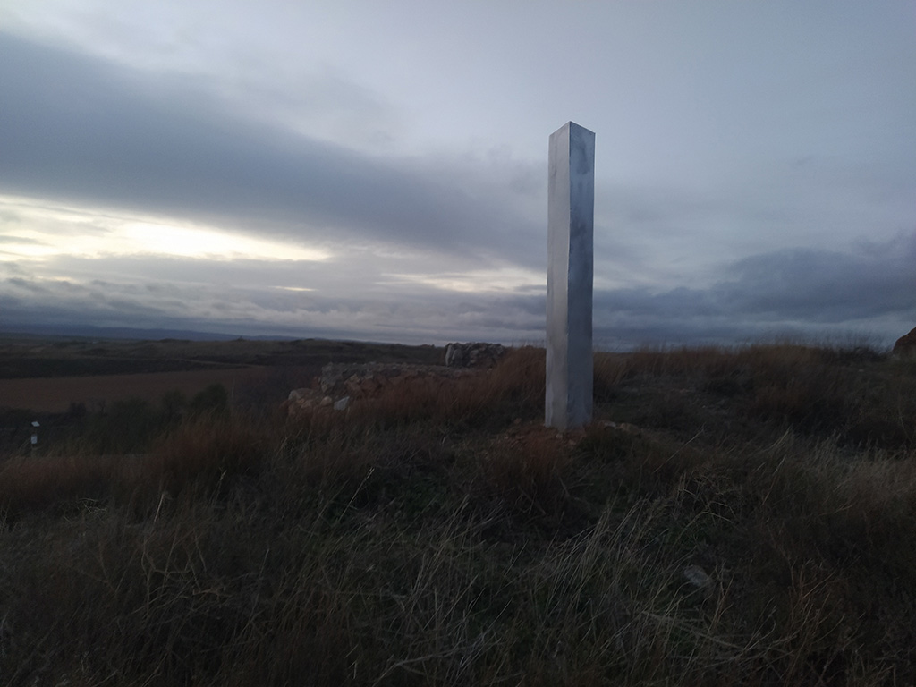 Monolito desconocido hallado en la localidad de Ayllón. / E.A