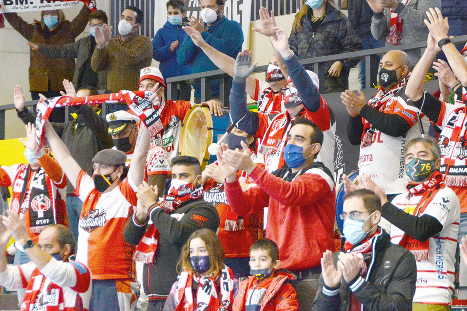 Paco Bernabéu realiza un lanzamiento ante Puerto Sagunto en el pabellón de Nava de la Asunción. / A. MARUGÁN