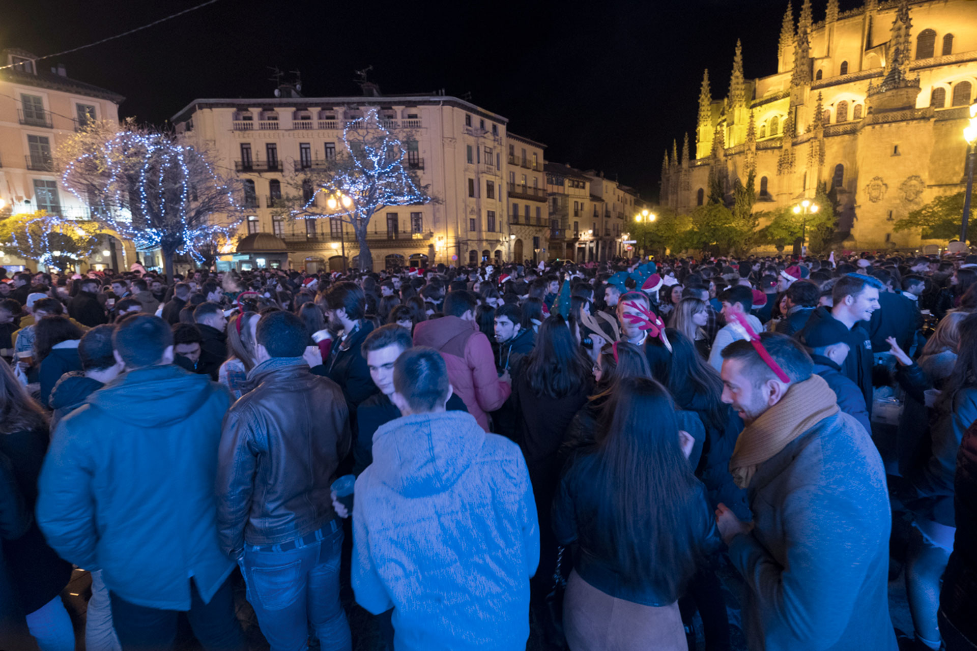 Concentración de jóvenes en la Plaza Mayor durante la ‘tardebuena’ de 2018. / Kamarero