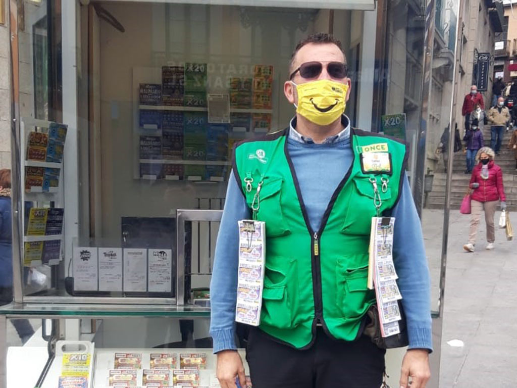 Carlos González Sanz, vendedor que ha entregado el cupón premiado. / EL ADELANTADO