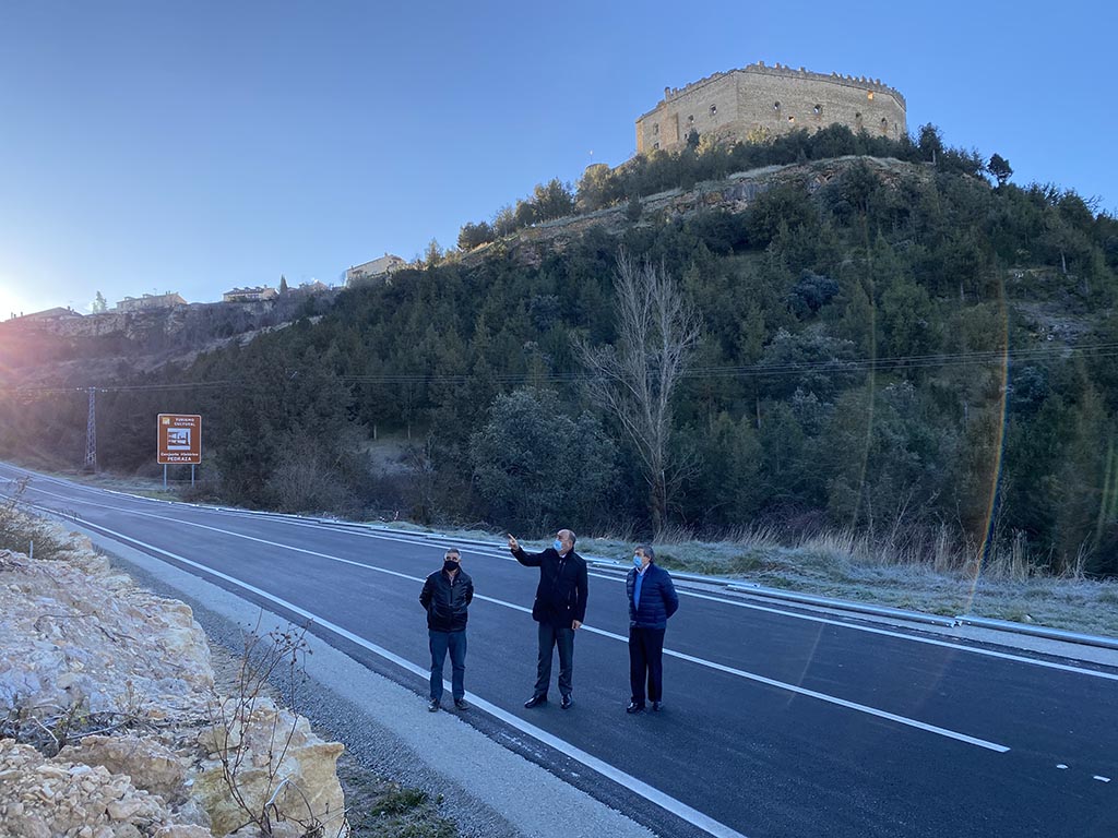 El presidente de la Diputación, Miguel Ángel de Vicente, ha querido comprobar in situ los trabajos realizados en la carretera que une La Velilla y Pedraza. / E.A