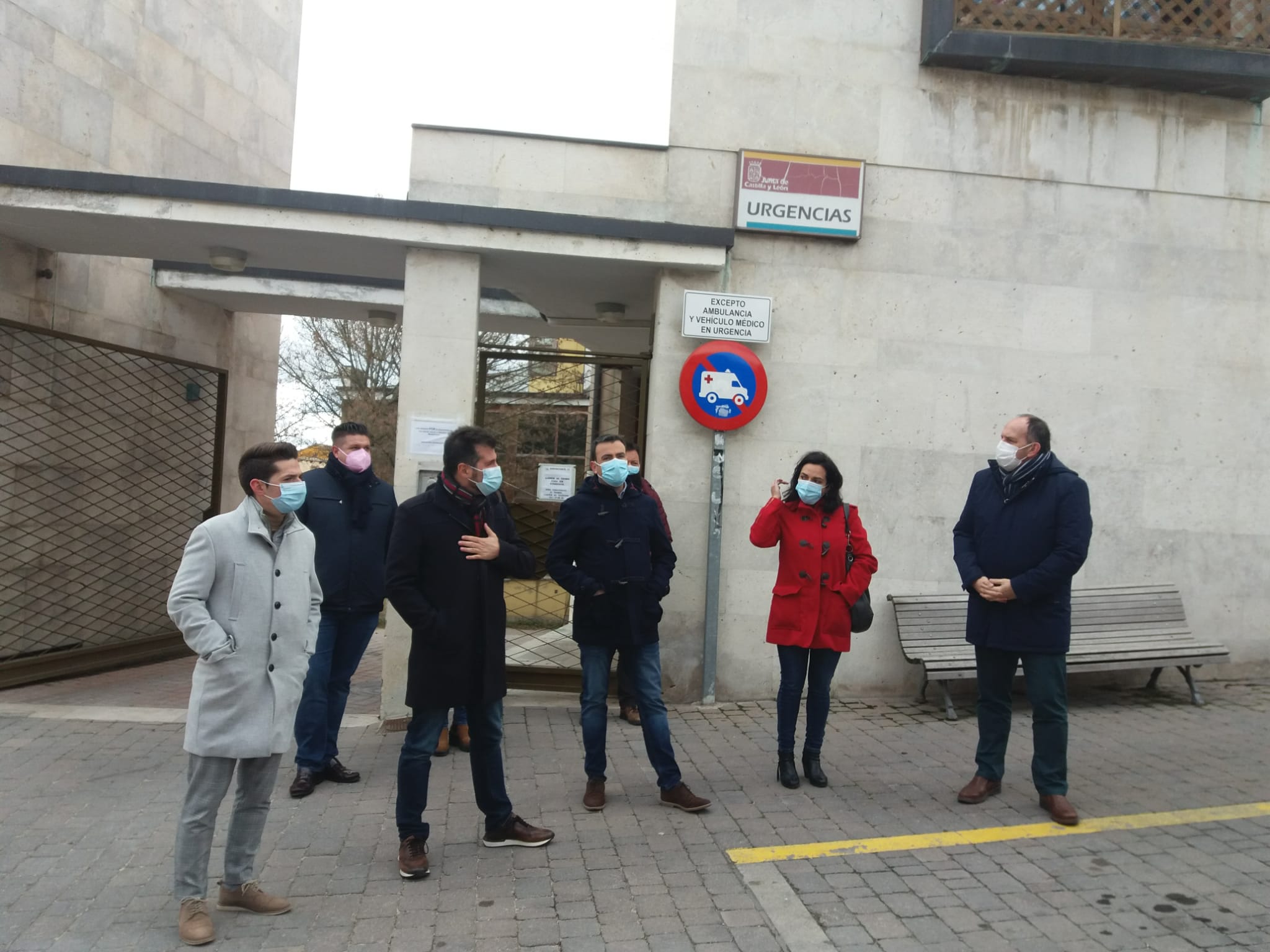 Visita de Luis Tudanca a la localidad para hablar de cuestiones, sobre todo, sanitarias. / C.N