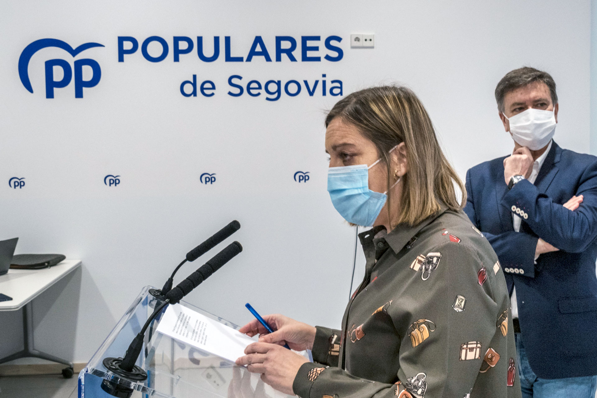 La procuradora del PP María Ángeles García interviene ante la mirada del secretario general de los populares de Castilla y León, Francisco Vázquez. / KAMARERO