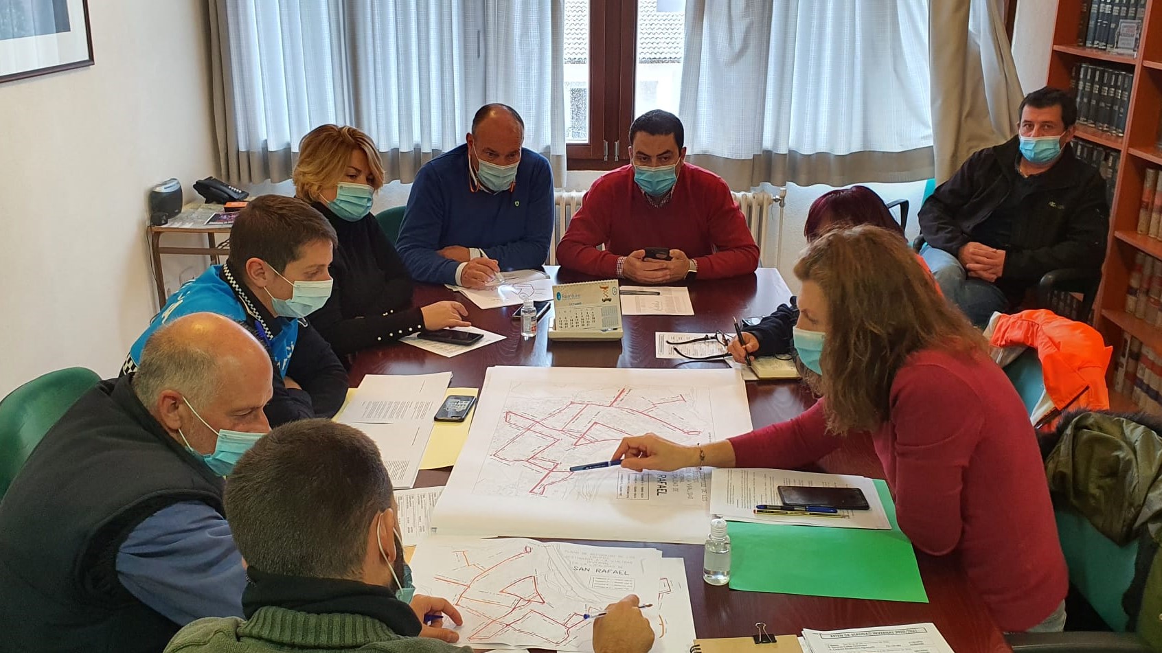 Miembros del equipo de Gobierno, técnicos, Policía Local, Protección Civil y operarios durante la reunión. / E.A