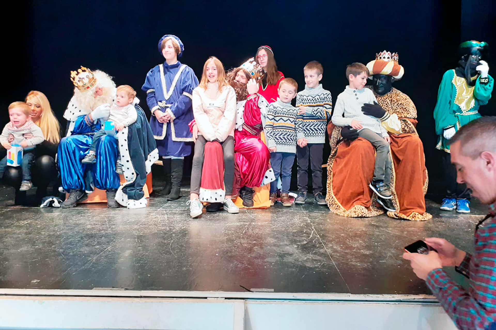 Imagen de un encuentro anterior de los Reyes Magos con los niños, que este año será distinto. /E. A.