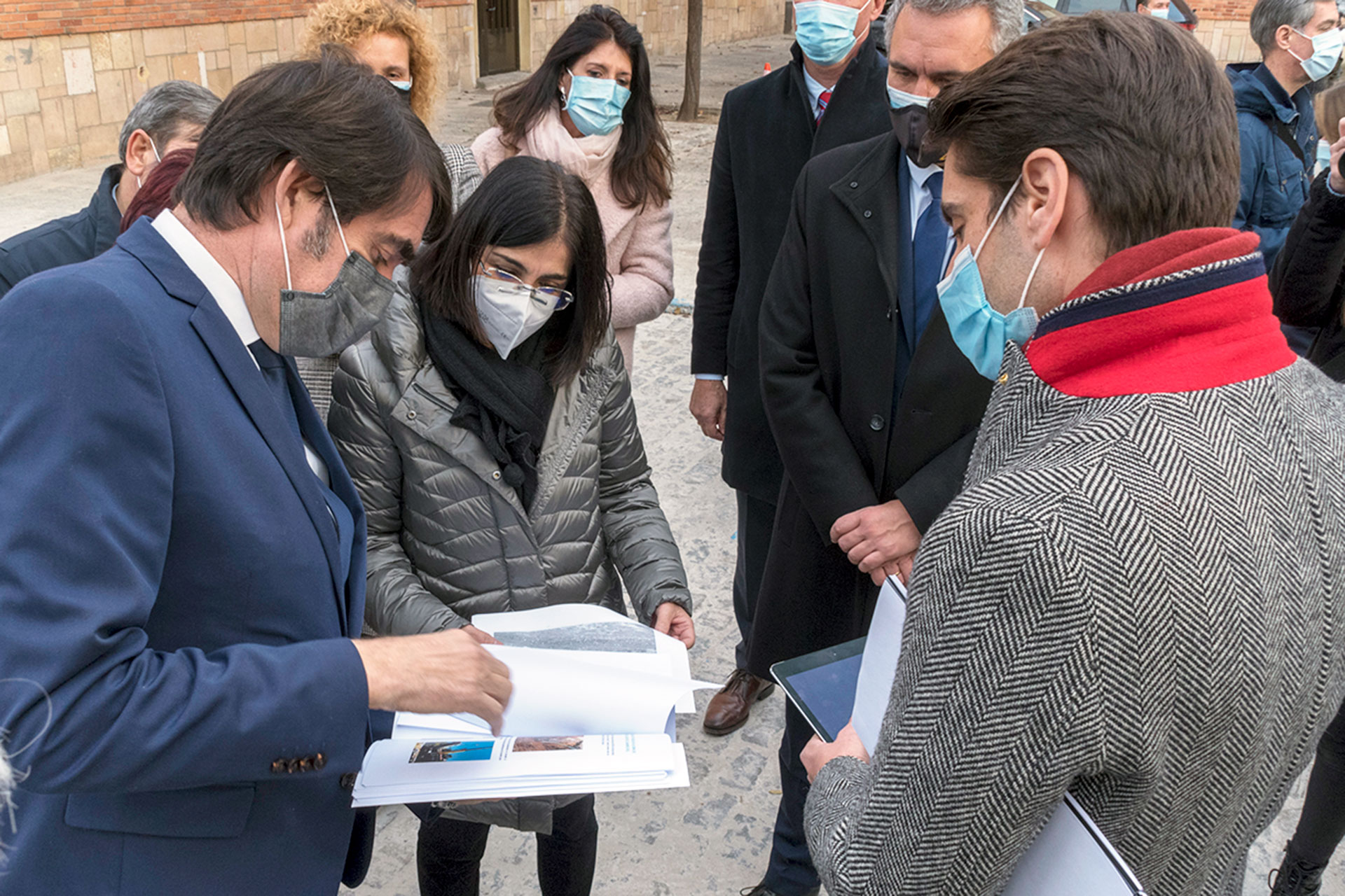 La ministra y el consejero de Fomento observan fotografías del socavón que se originó en el barrio de San MIllán y que mostró el concejal de Obras del Ayuntamiento de Segovia. / Kamarero