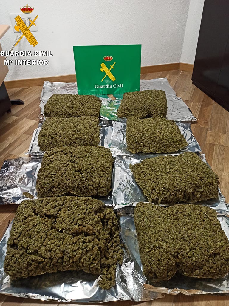 Bolsas de marihuana, interceptadas en un control en La Lastrilla. / EL ADELANTADO