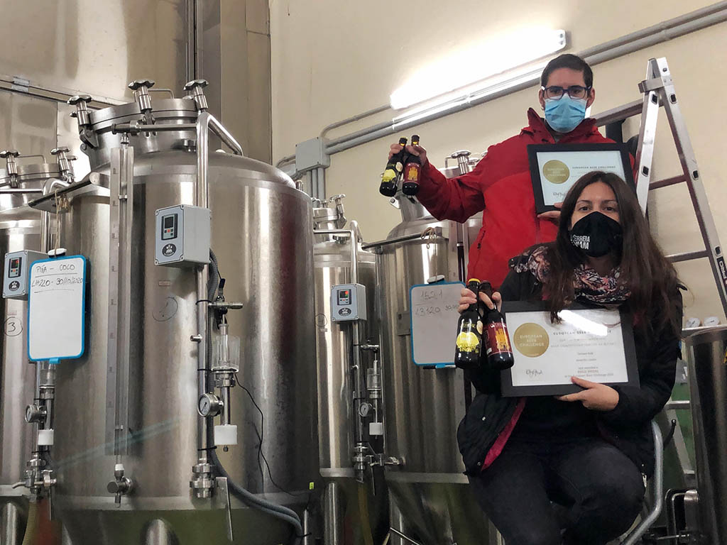 Tacho y Paloma Carnicero, socios de la cervecera ‘Octavo Arte’, con los galardones otorgados en el European Beer Challenge. / E.A