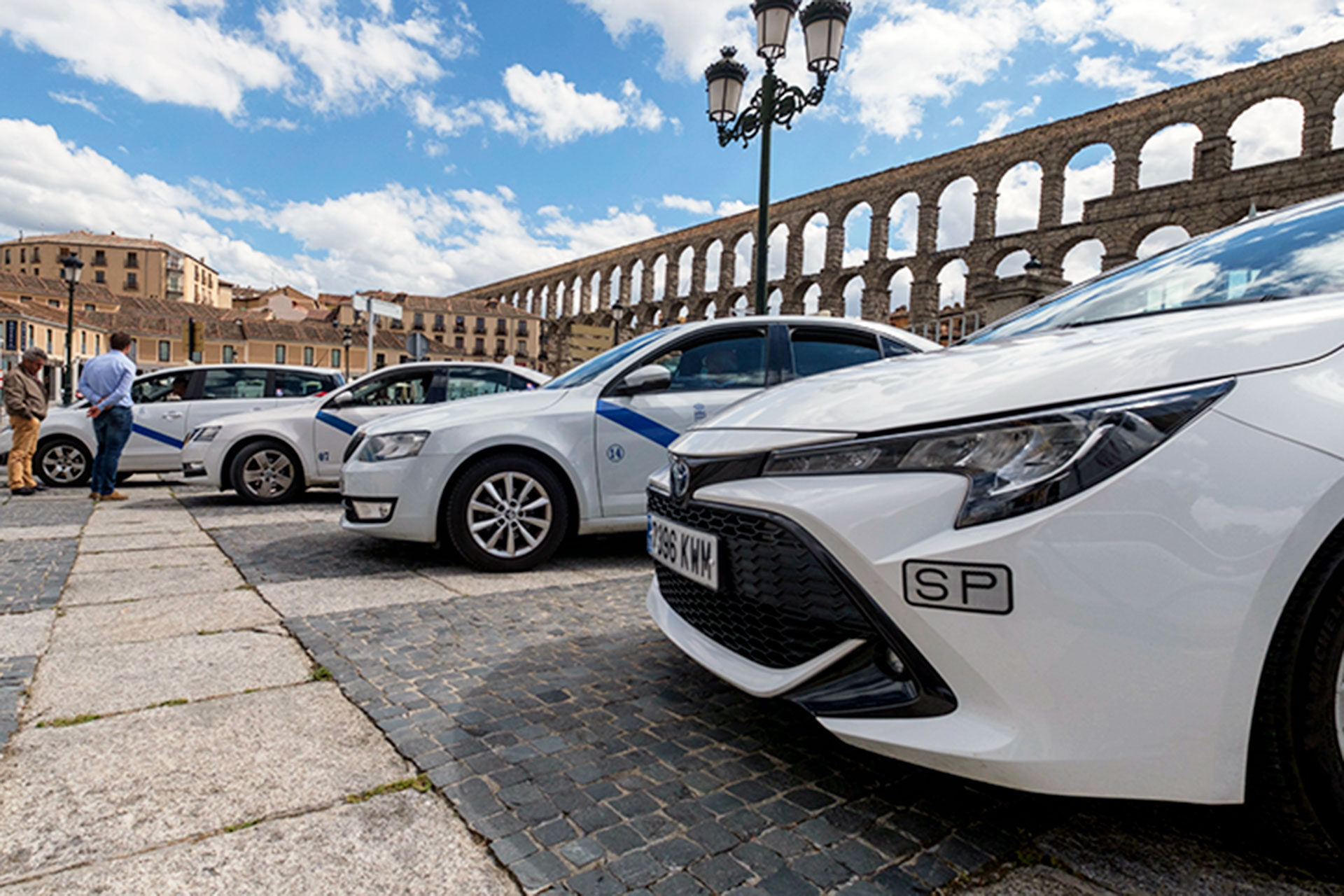 Taxis en la plaza Oriental de Segovia. / KAMARERO