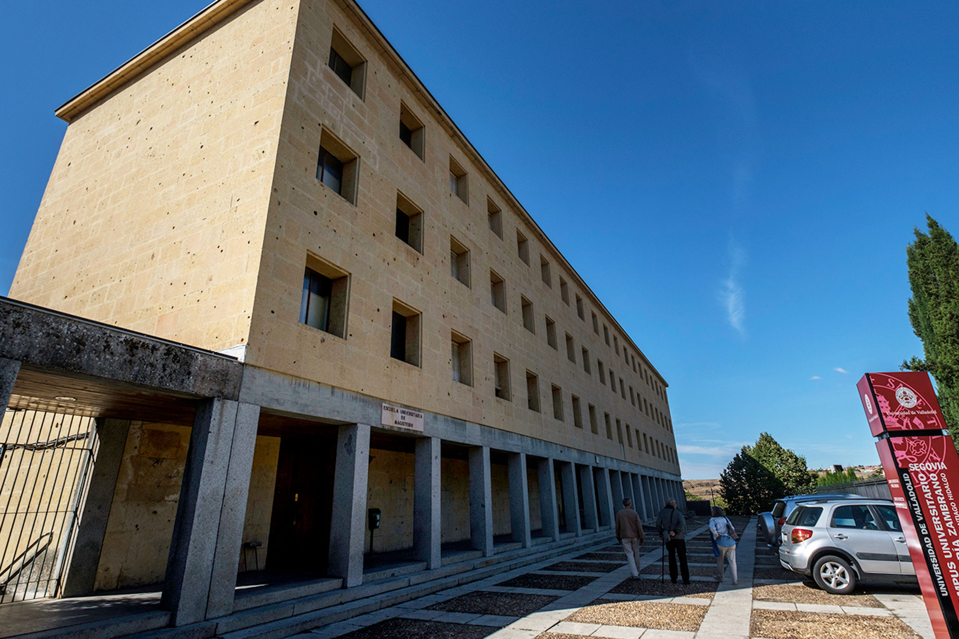 El edificio Vicerrector Santiago Hidalgo de la Universidad de Valladolid, antigua la Escuela de Magisterio ‘Nuestra Señora de la Fuencisla’./ KAMARERO