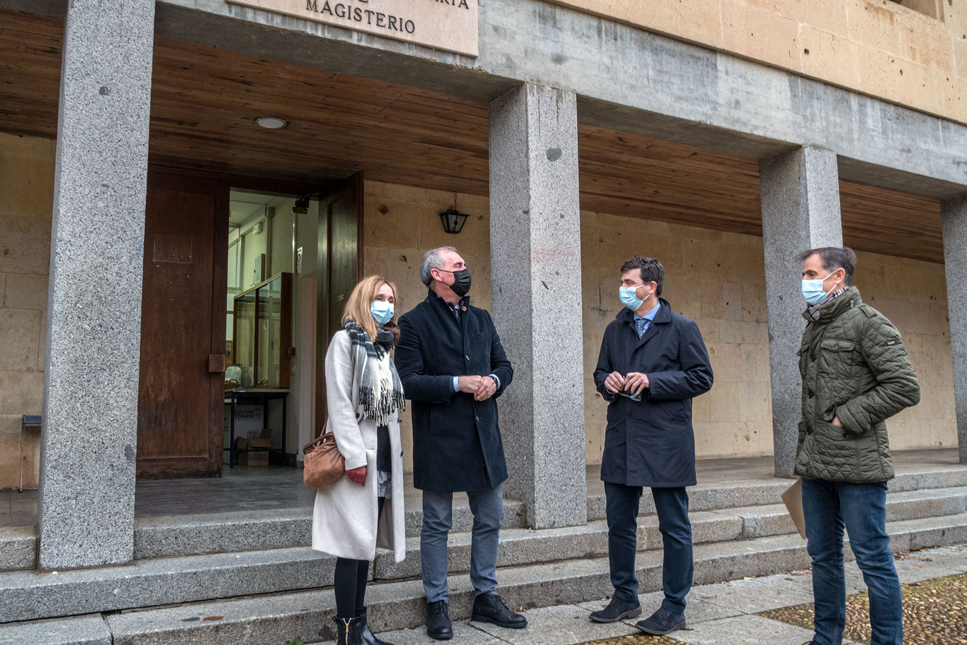 María José Uñón, José Mazarías, Jorge Elízaga y Francisco de la Mata a las puertas de Magisterio. / KAMARERO