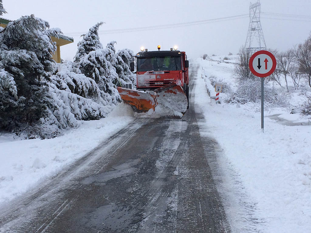 El dispositivo de vialidad invernal de la Diputación retira la acumulación de nieve en El Espinar. / E.A