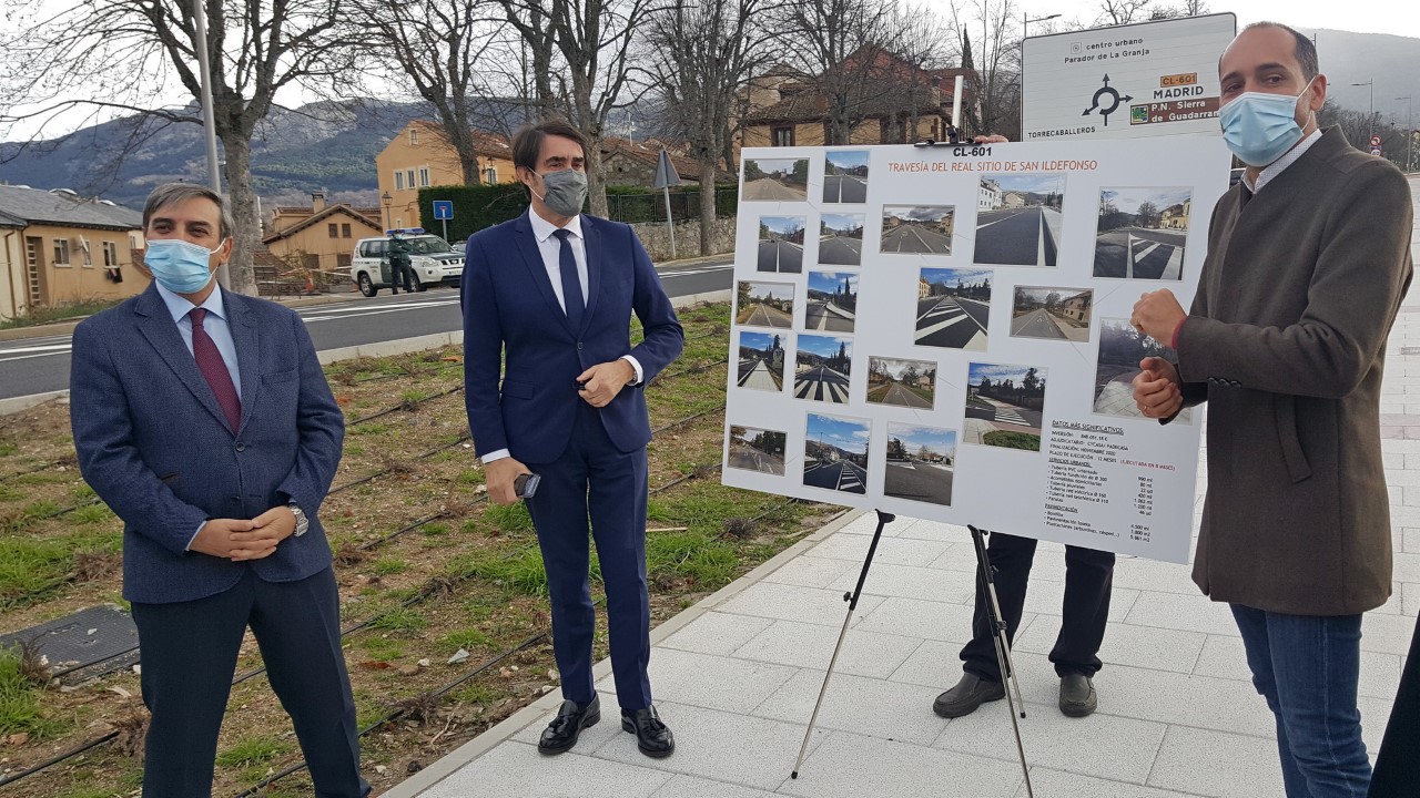 Visita del consejero Juan Carlos Suárez-Quiñones, con el alcalde del Real Sitio, Samuel Alonso. / EL ADELANTADO