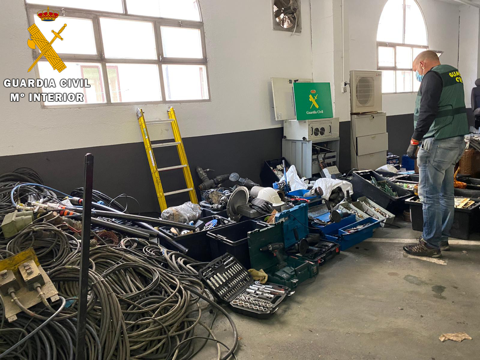 La Guardia Civil incautó en el interior de su furgoneta cerca de 1.500 kilos de cable de cobre. / EL ADELANTADO