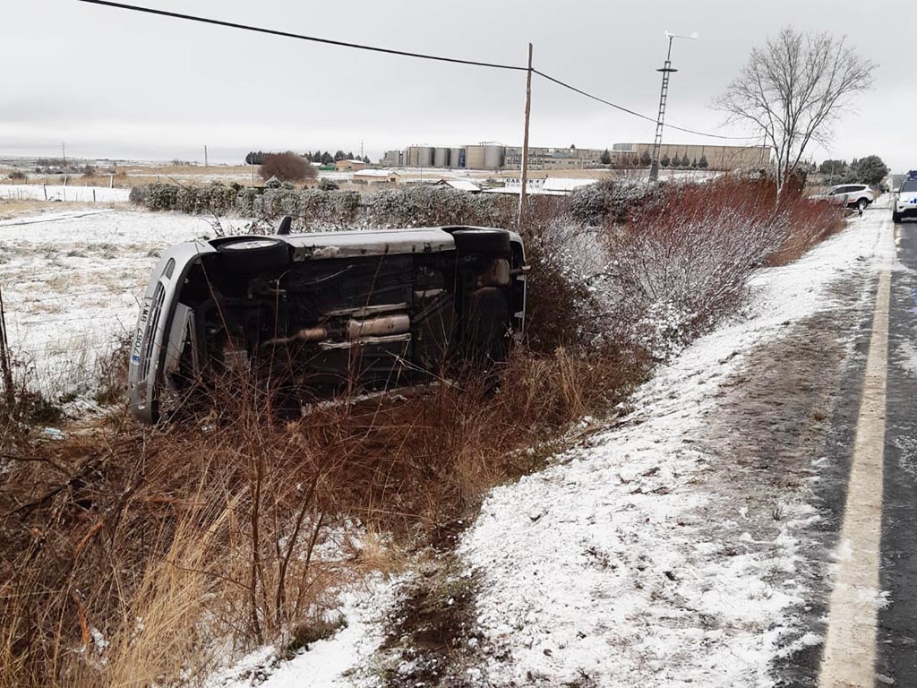Turismo volcado en la SG-P-6121, que une Torrecaballeros con La Granja. / DIPUTACIÓN DE SEGOVIA