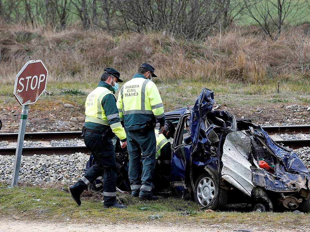 Estado en el que ha quedado el vehículo que ha chocado este jueves contra el tren Madrid-Soria, entre Matamala de Almazán y Tardelcuende, en un accidente donde no se han registrado heridos. EFE/Wifredo Garcia.