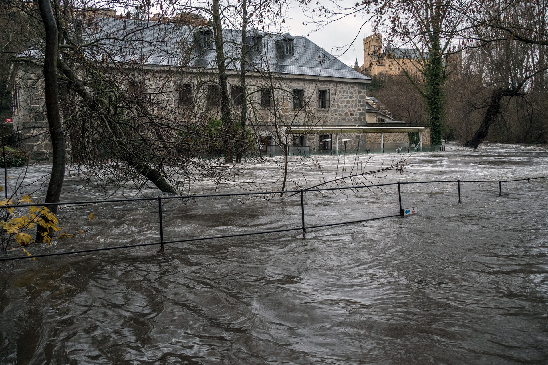 Estado del río Eresma a su paso por la alameda del Parral el viernes 12 de este mes de diciembre. / KAMARERO