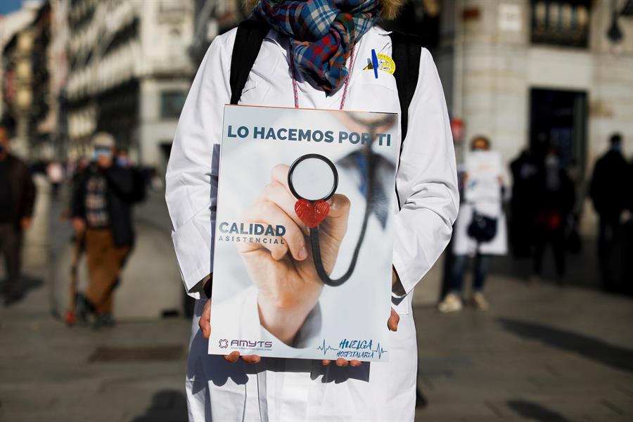 Récord de plazas MIR y otras especialidades en Castilla y León, con 631 1 Médicos de hospitales se manifiestan en la Plaza de Sol. EFE/ David Fernández