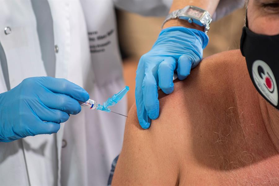 Una persona se vacuna contra la gripe. EFE/CATI CLADERA/Archivo