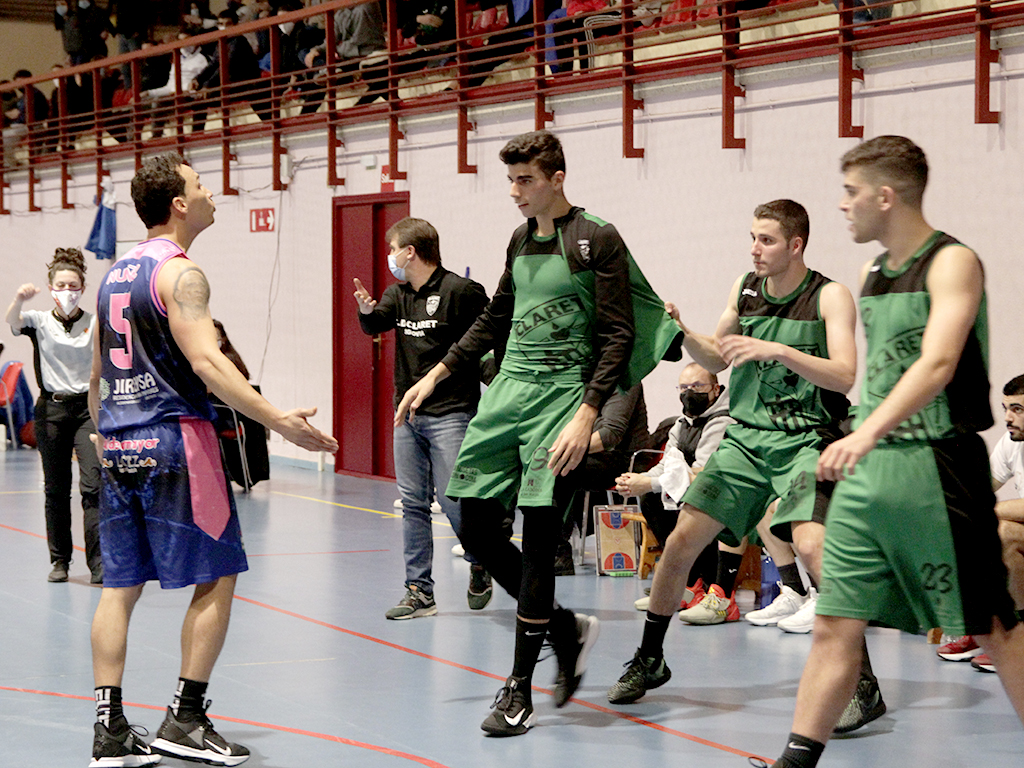 Un lance entre los jugadores de Claret y Aldeamayor. / NEREA LLORENTE