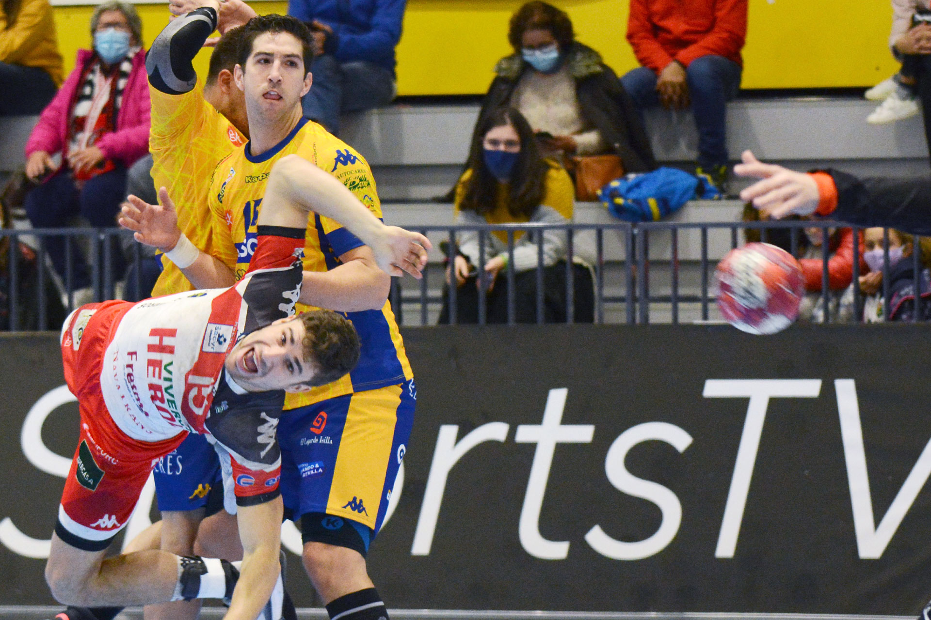 Rodrigo Pérez Arce lanza a la portería de Villa de Aranda, custodiada por Luis de Vega, en el pabellón municipal de Nava de la Asunción. / A.MARUGÁN