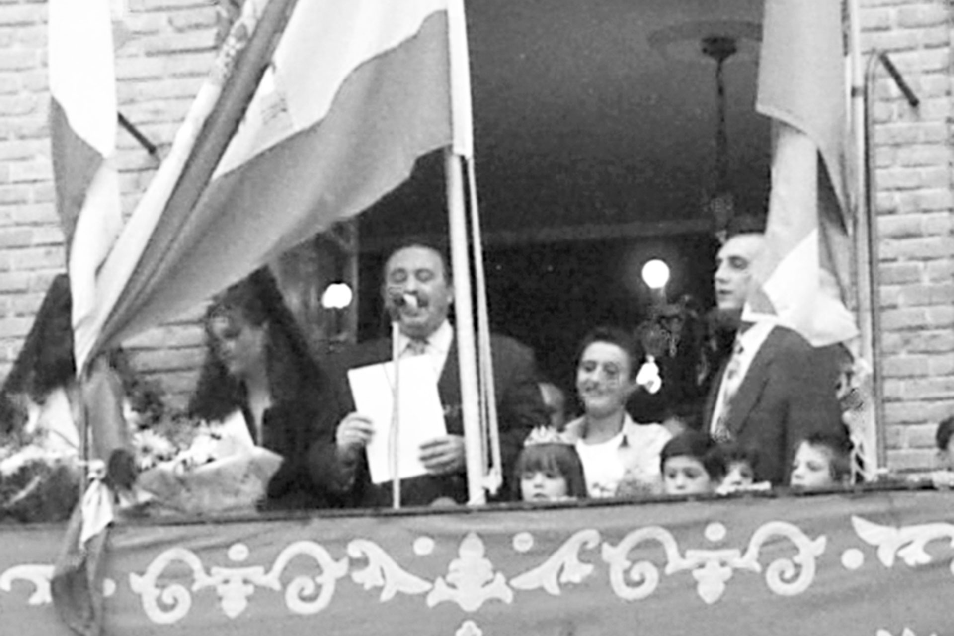 El amigo que se fue 1 Juan de Dios Román, durante el pregón que dio en Nava de la Asunción en 1995. /AMADOR MARUGÁN