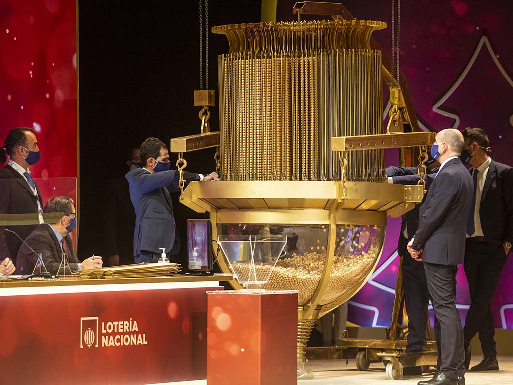 ¿Cuánto se queda Hacienda de cada décimo del 'Gordo'? 1 La Mesa comprueba las bolas. / SELAE