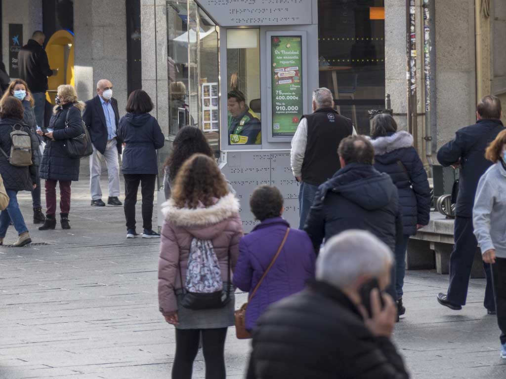 Gente por la Avenida del Acueducto. / KAMARERO