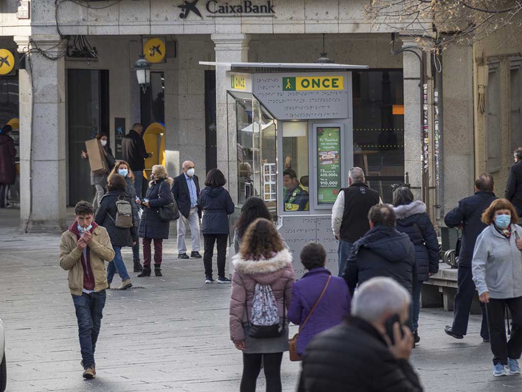 Gente por la Avenida del Acueducto. / KAMARERO