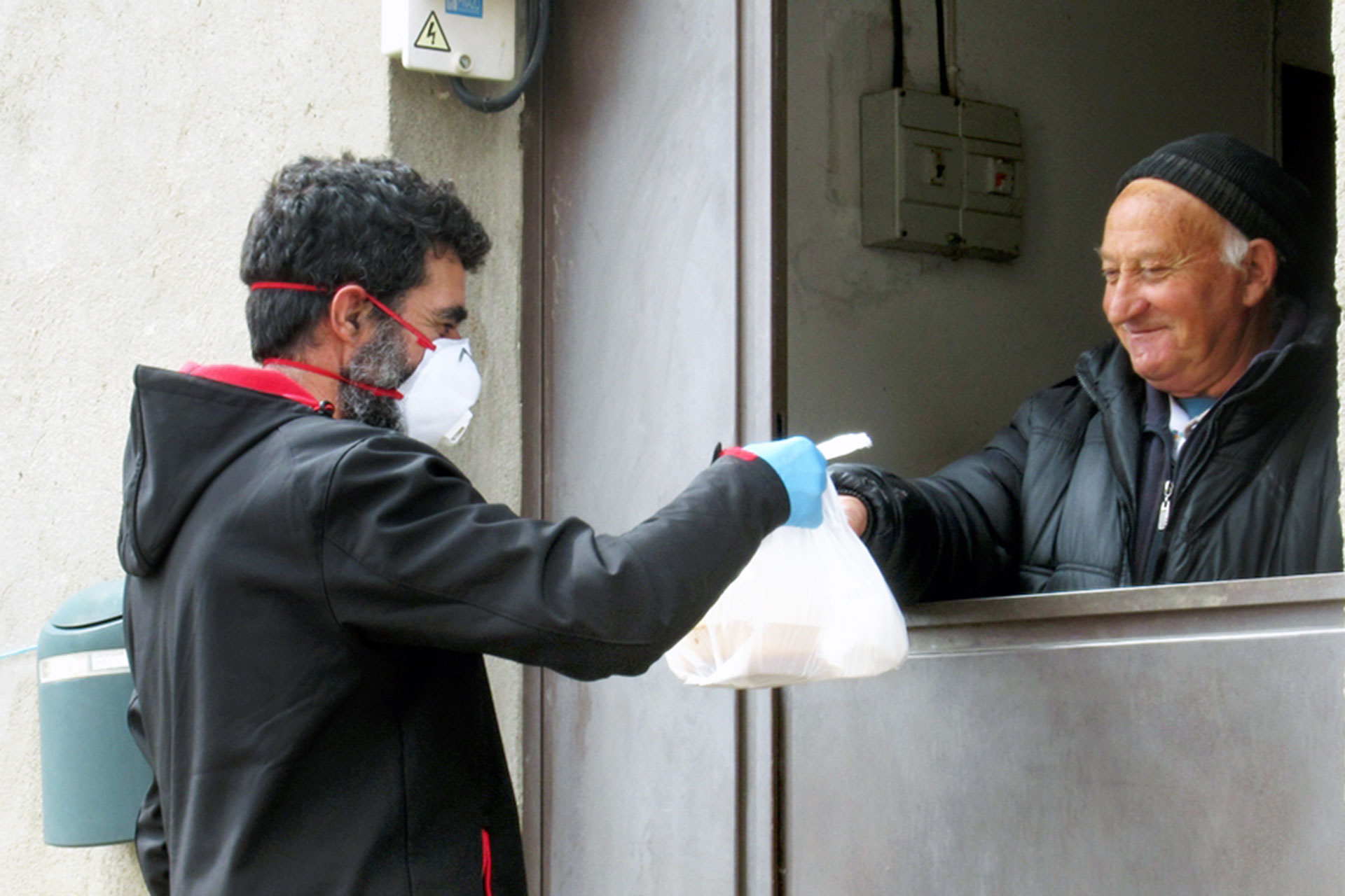 Codinse realiza un reparto de comida a domicilio entre las personas mayores del nordeste de la provincia. / E. A.