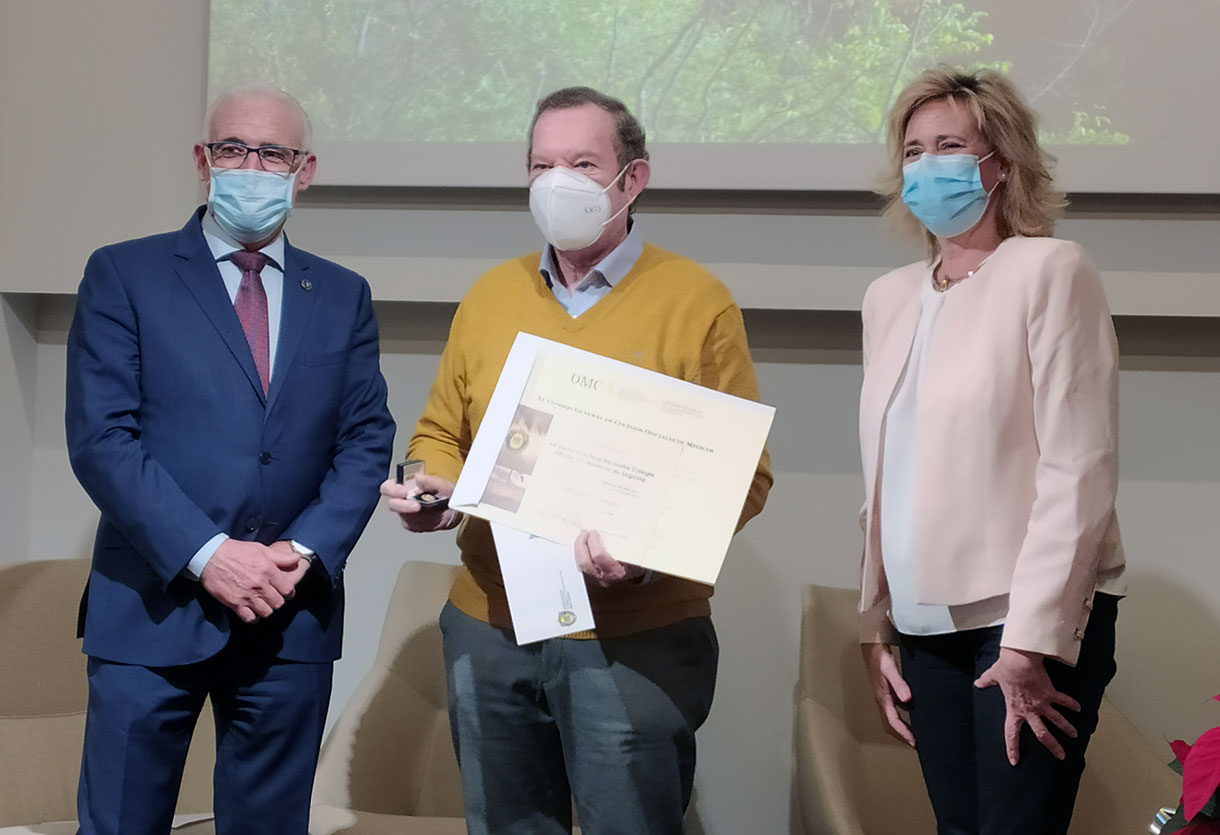 Enrique Guilabert entrega el reconocimiento a uno de los jubilados. / E.A.