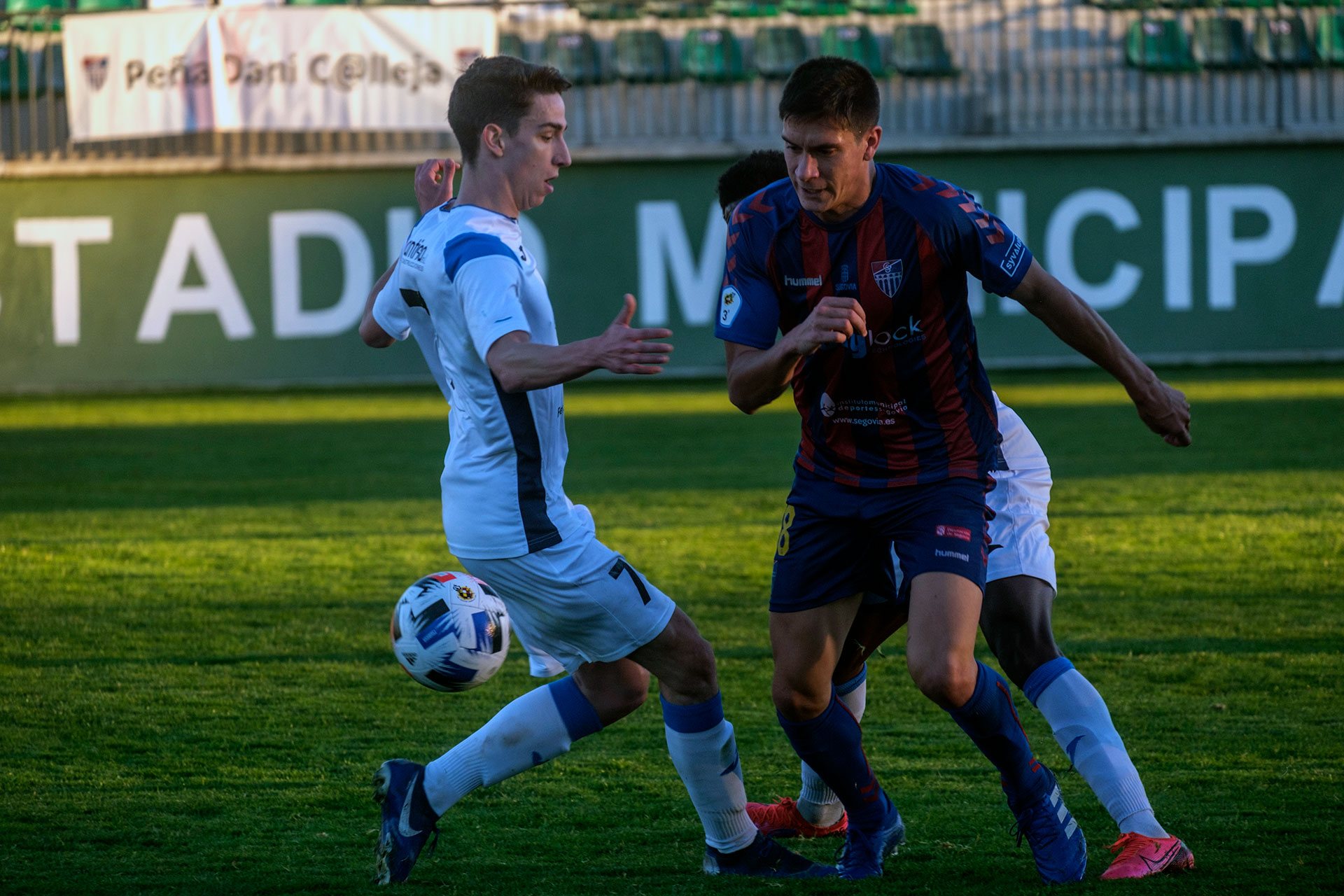 Diego del Castillo se deshace de dos rivales en el encuentro ante el Almazán./ KAMARERO