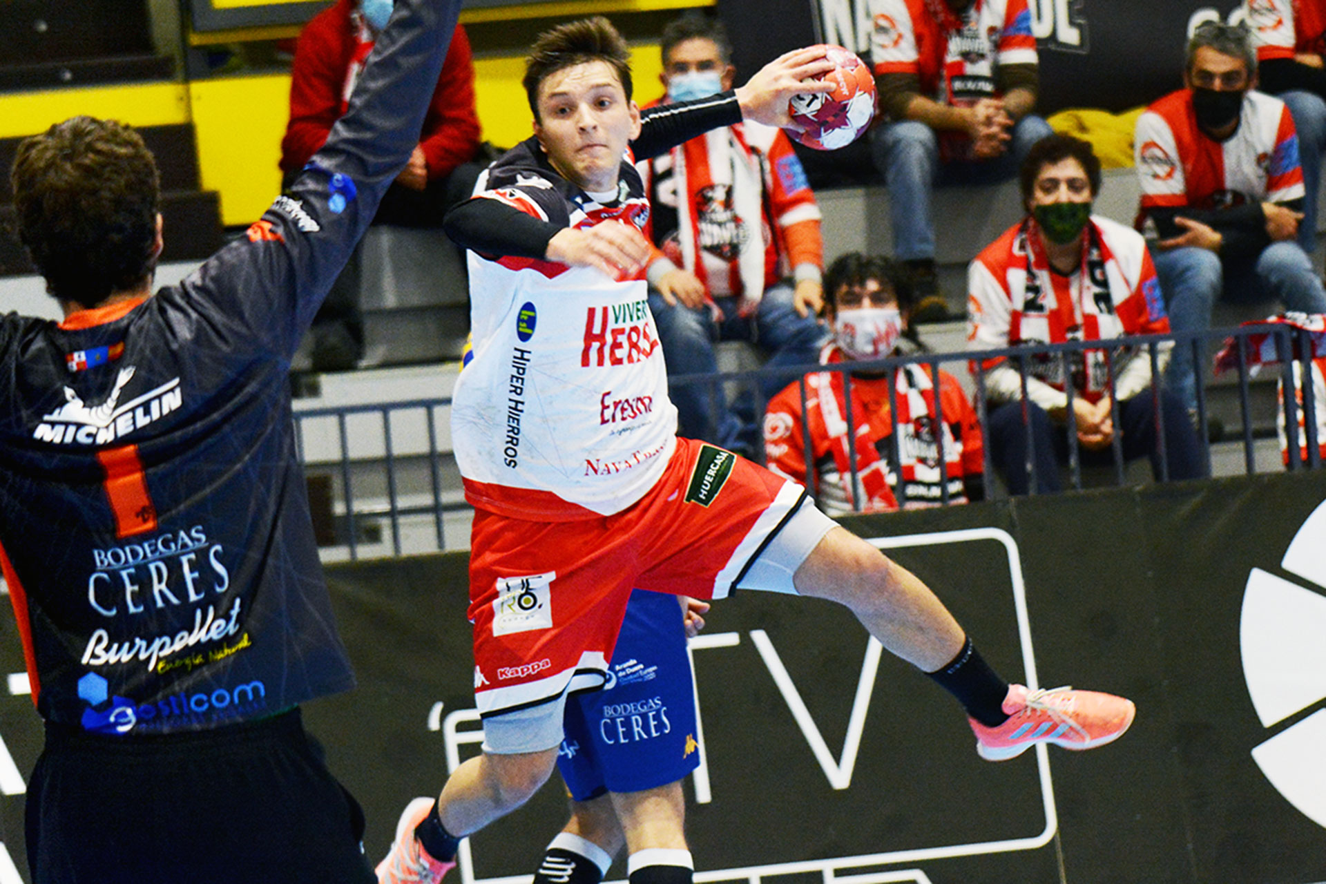 Nicolo trata de superar a Luis de Vega durante el partido que el Viveros Herol jugó frente al Villa de Aranda./ AMADOR MARUGÁN