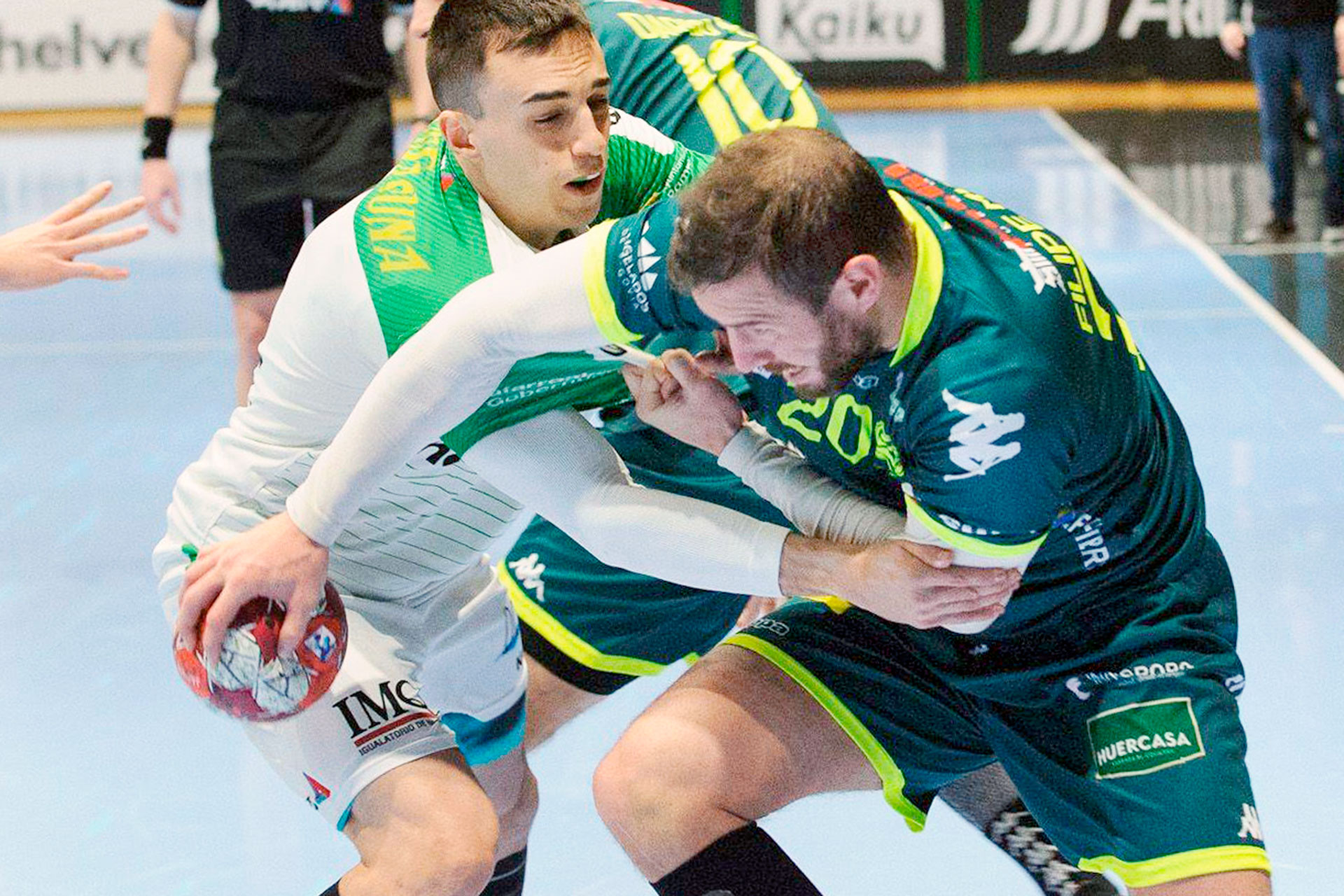 Filipe Mota intenta superar la defensa de un jugador del Anaitasuna durante el partido./ ÓSCAR AZNAR