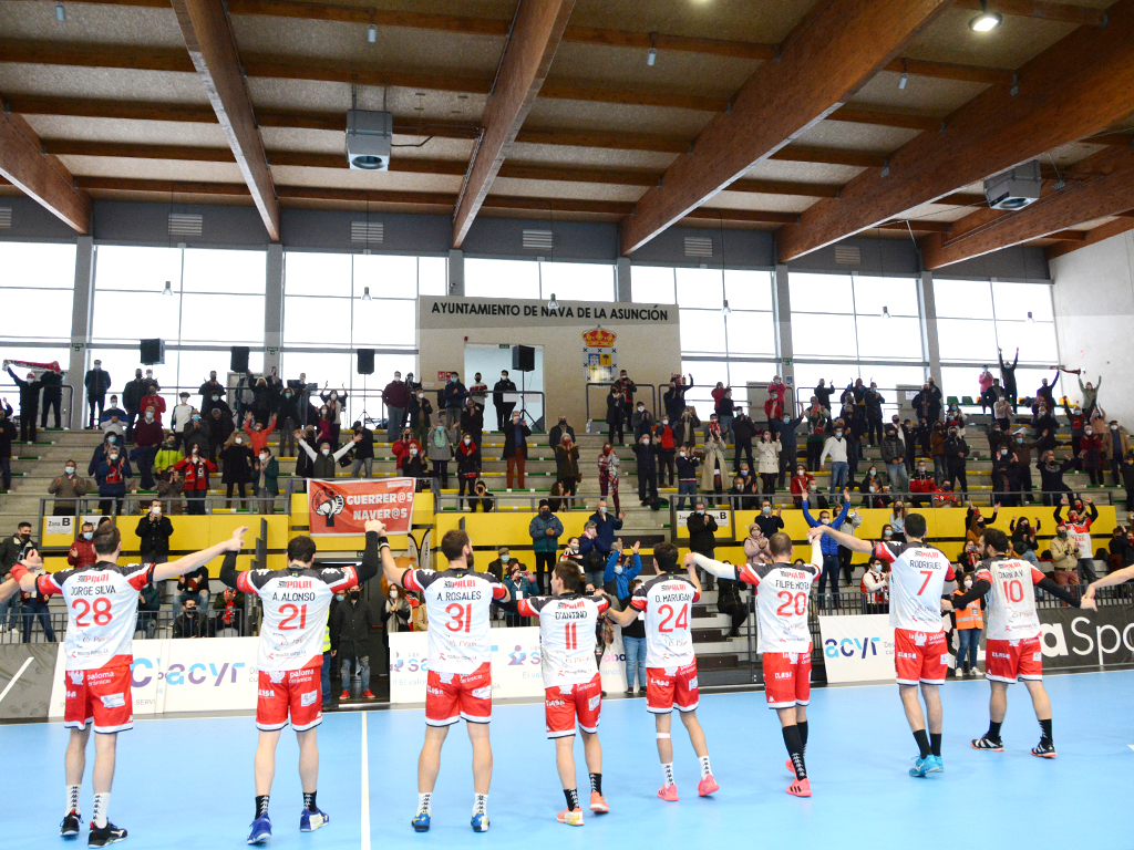 Los jugadores del Viveros Herol Nava celebran junto a sus aficionados la victoria conseguida frente al Puerto Sagunto./ AMADOR MARUGÁN