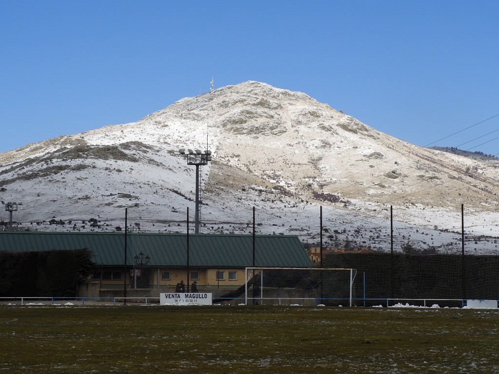 El campo de el Hospital, con la sierra que preside uno de los fondos./ NEREA LLORENTE