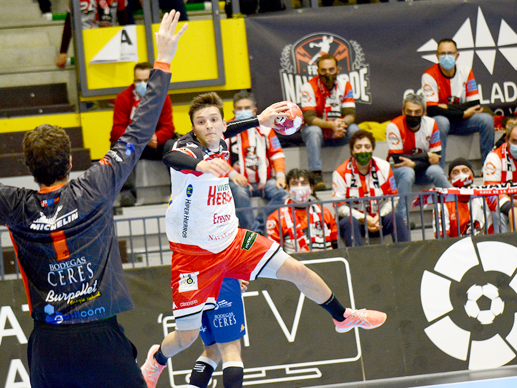 Nico D’Antino lanza a portería ante Luis de Vega en el partido entre Viveros Herol Nava y Villa de Aranda. AMADOR MARUGÁN