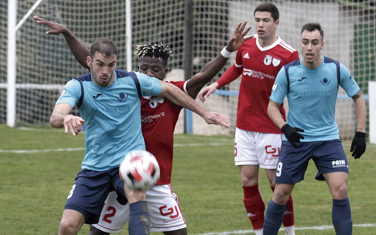 El CD La Granja logra una victoria de prestigio ante el Burgos Promesas. / NEREA LLORENTE