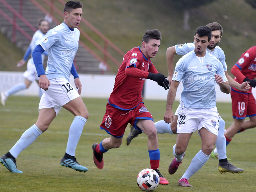 Diego del Castillo, Javi Borrego y Álex Conde persiguen a un jugador del Numancia B./ JUAN MARTÍN-G. SEGOVIANA