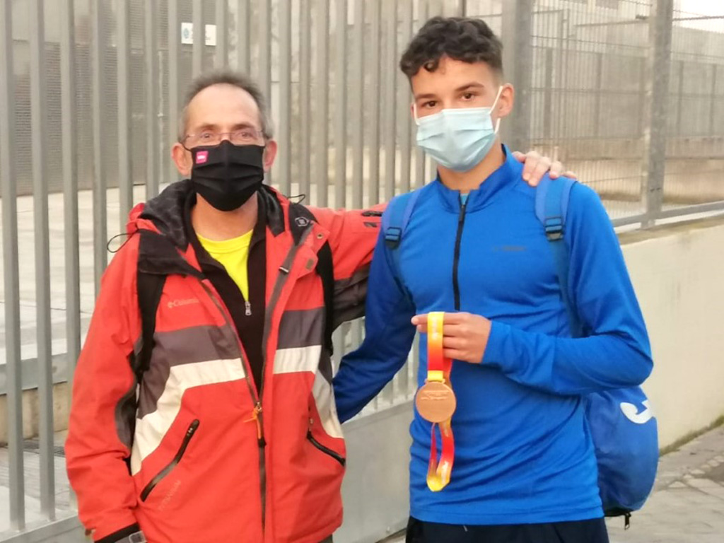 Rafael Rodríguez (d) junto a su entrenador Víctor López./ SP. SEGOVIA