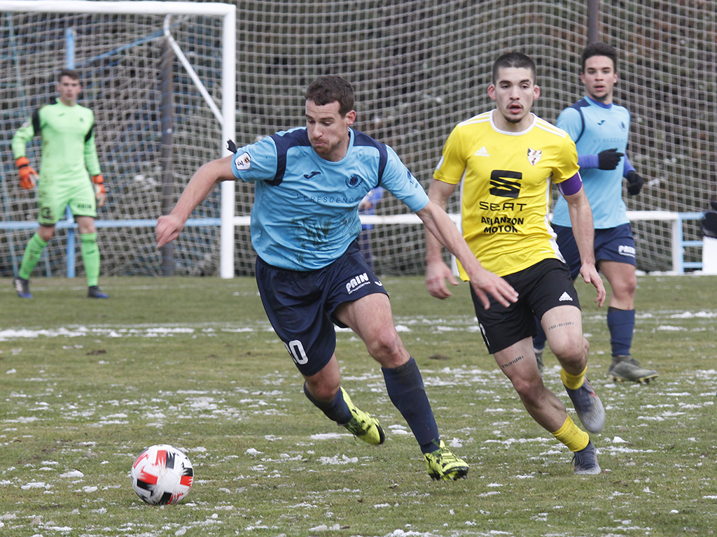 Gaby conduce el balón ante el Bupolsa en el campo de El Hospital. / NEREA LLORENTE