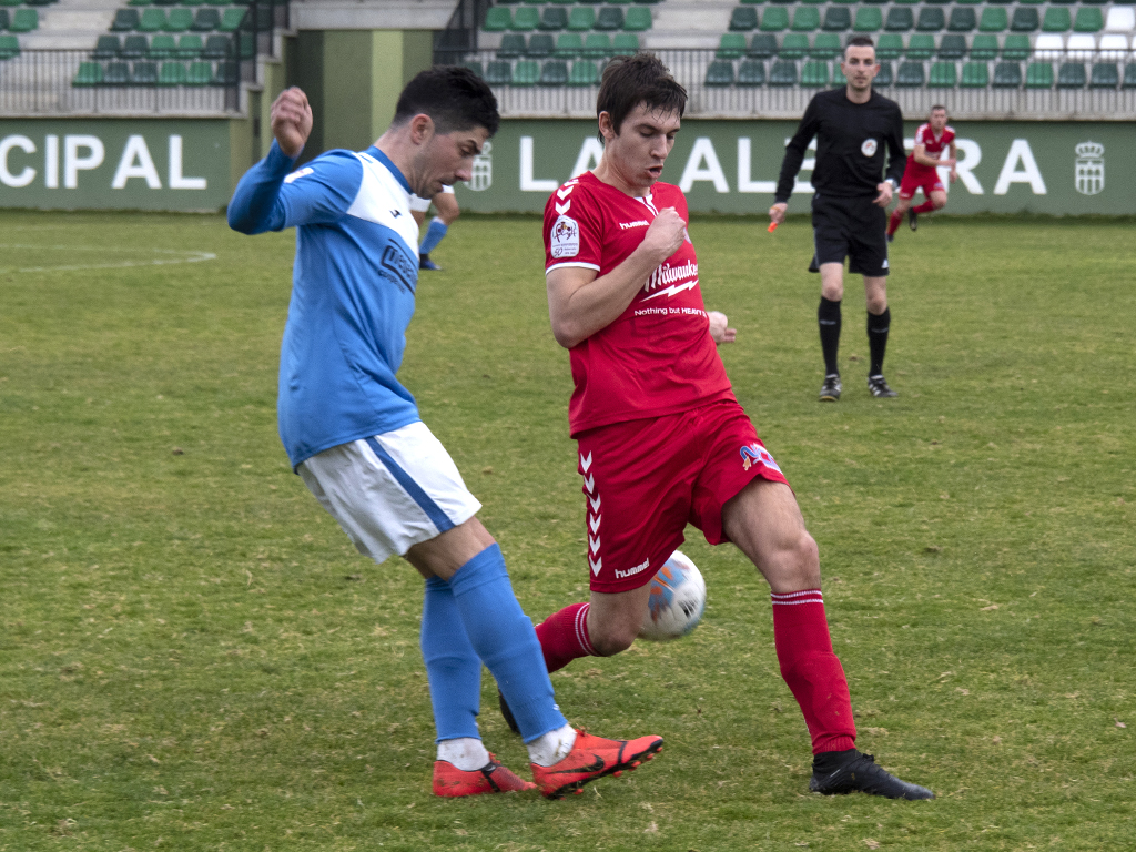 Kobi trata de regatear a un jugador del Turégano en un encuentro anterior. / NEREA LLORENTE
