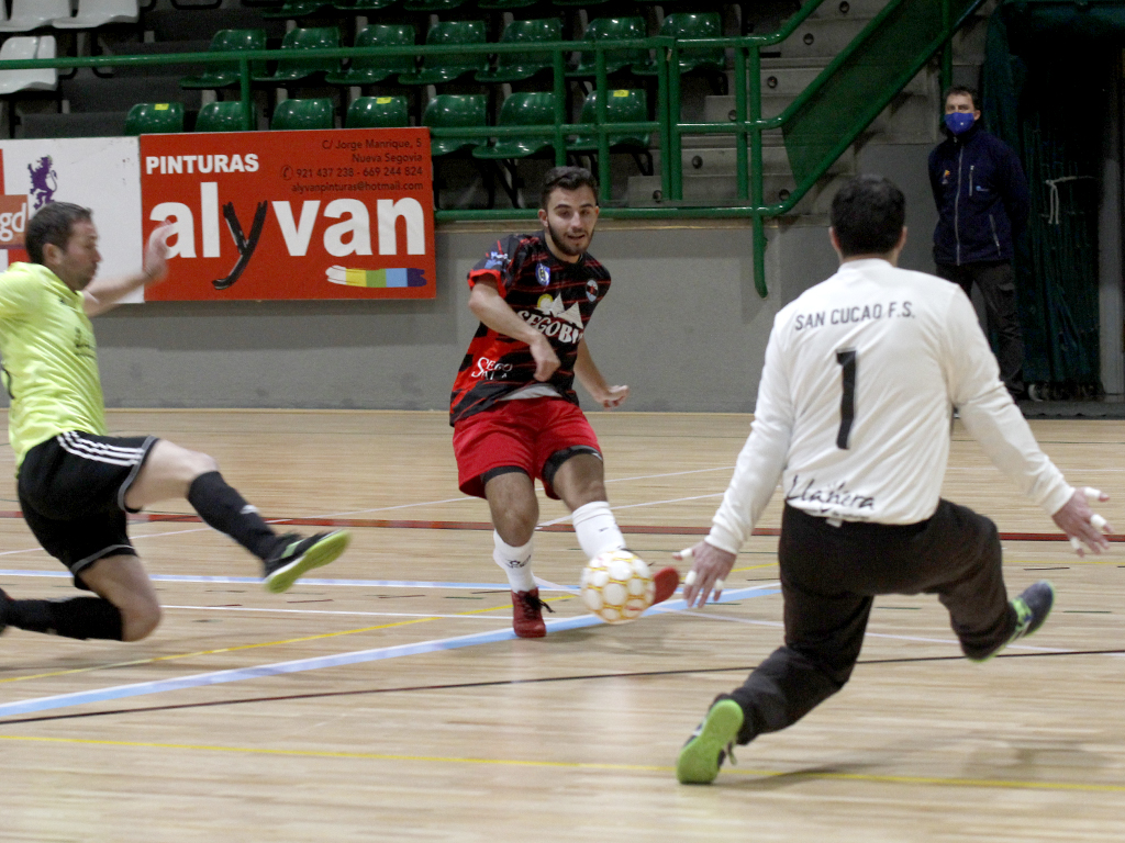 El Segosala pasa por encima del San Cucao A en una impecable recta final de partido 1 Una de las numerosas acciones ofensivas del Segosala durante su partido ante el San Cucao./ NEREA LLORENTE