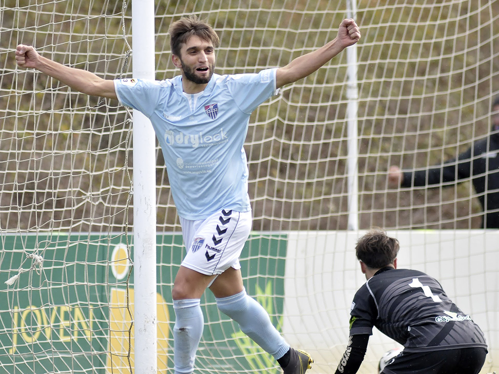 Álex Conde celebra el segundo gol conseguido por la Gimnástica Segoviana frente al Numancia B./ JUAN MARTÍN-G. SEGOVIANA