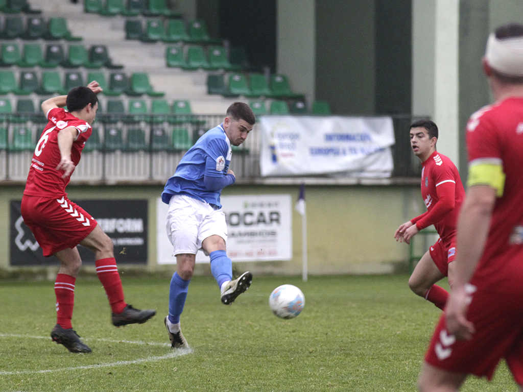 Sergio Prieto, del Unami, pasa el balón en el partido disputado en La Albuera. / NEREA LLORENTE