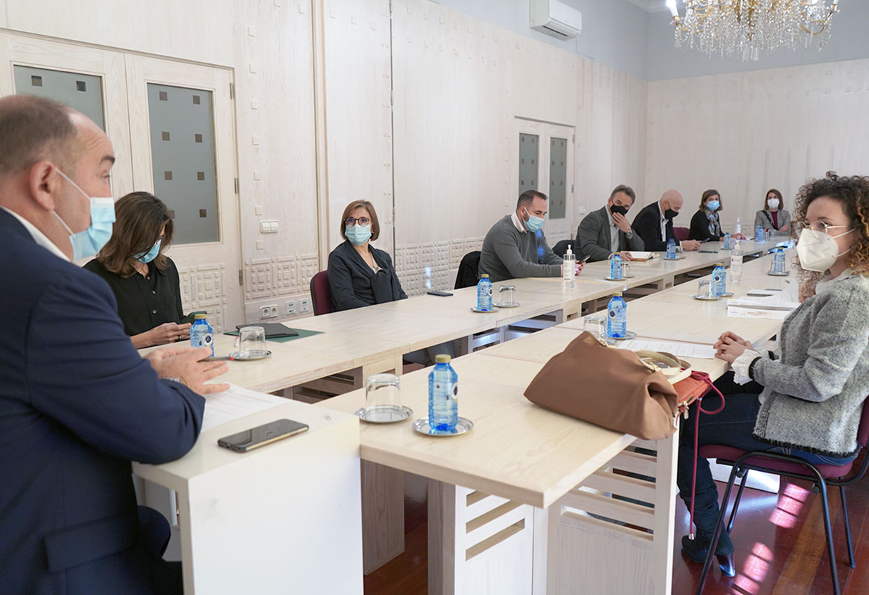 Miguel Ángel de Vicente preside la reunión del jurado de los Premios Diputación. / EL ADELANTADO