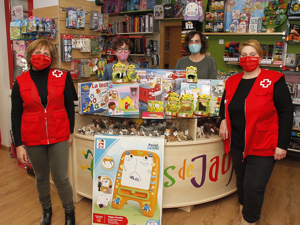 Entrega de juguetes de 'El País de Jauja' a Cruz Roja. / C.N